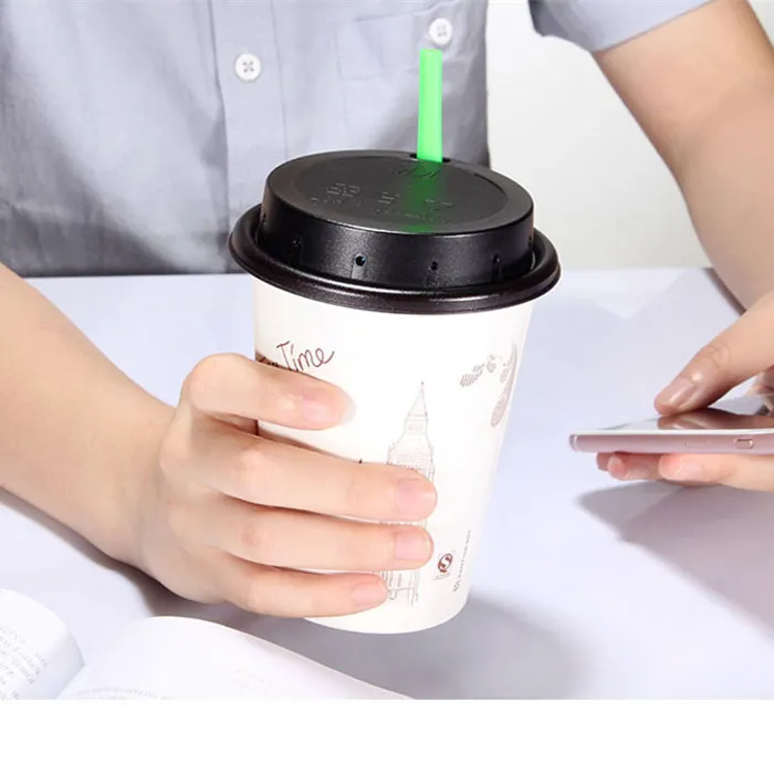 Cámara en la tapa de un vaso de café