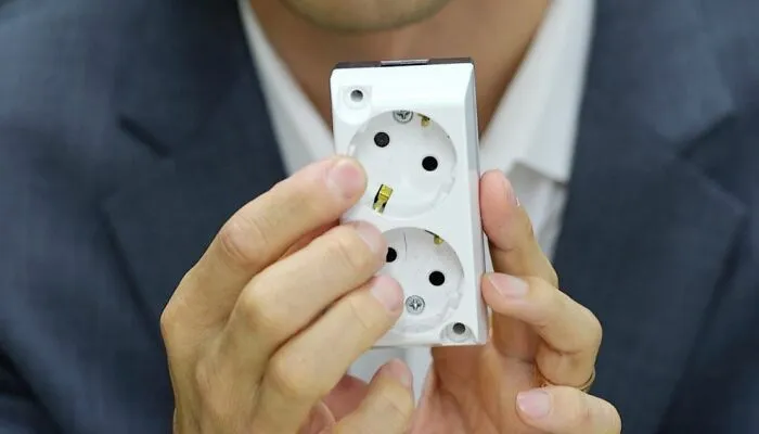 Microcámara en un enchufe