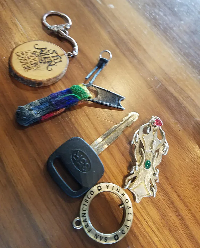 Empecé a darles barritas de nueces a los cuervos que vienen al patio del bar donde trabajo. Tras 3 meses, comenzaron a hacerme regalos, esta es mi colección de momento