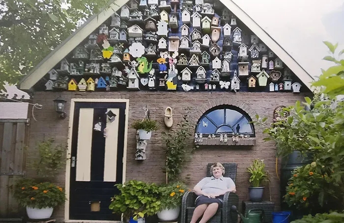 Mi abuela y su colección de casitas para pájaros