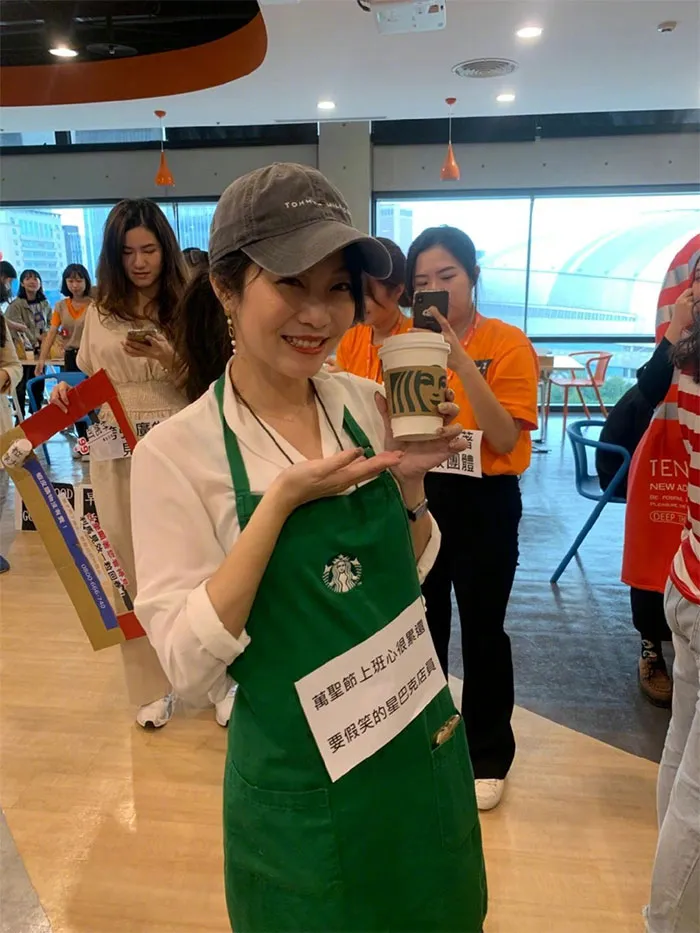 Empleada de Starbucks obligada a sonreír