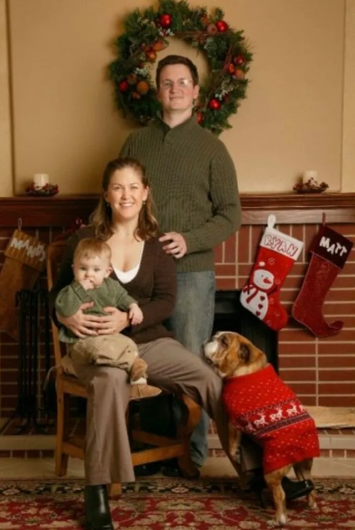 39 Christmas Pics That Were Supposed To Be Nice Until The Dog Showed Up