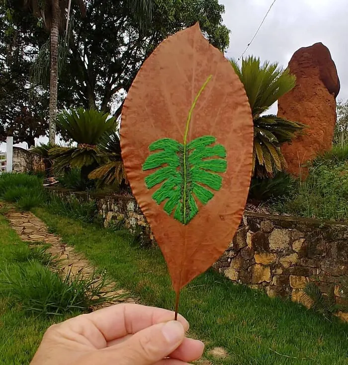 This Brazilian Artist Creates Unique Designs Of Embroidery On Fallen Leaves (109 Pics)
