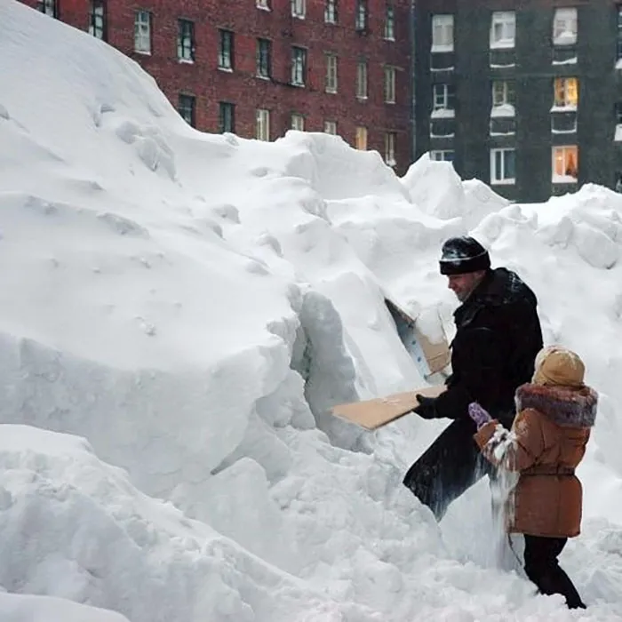 En la ciudad más fría de Rusia ha caído en 5 días tanta nieve como en 2 meses, y las fotos son surreales (30 imágenes)