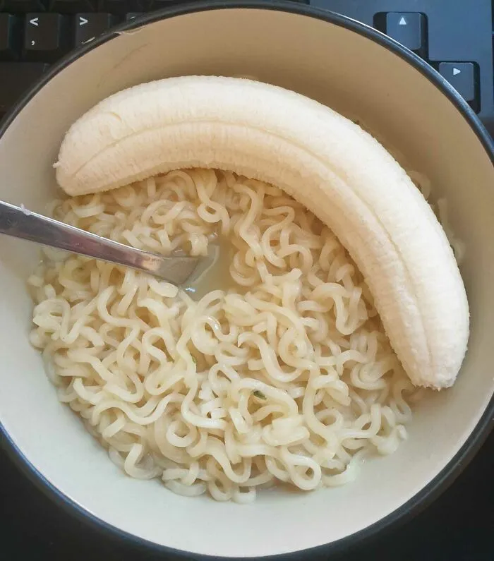 El almuerzo de mi esposa: plátano con fideos instantáneos de pollo