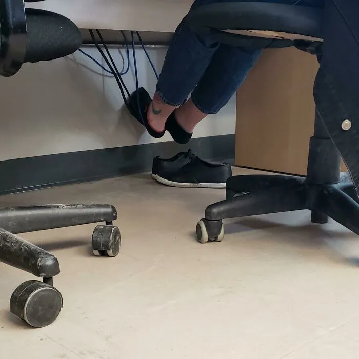 Hay gente que usa los cables del PC para reposar los pies