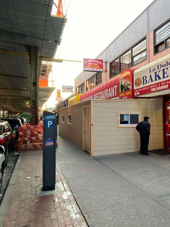 30 Photos Of "Outdoor Dining" That Don't Look Right At All