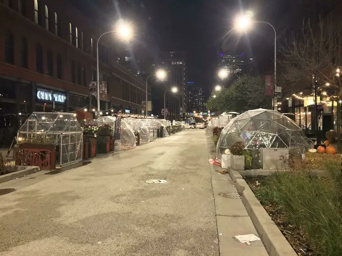 30 Photos Of "Outdoor Dining" That Don't Look Right At All