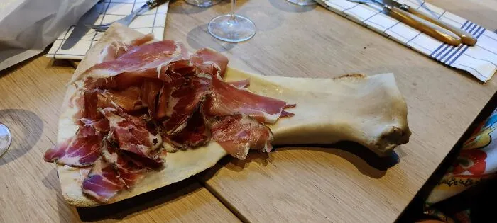 Jamón curado servido en un hueso
