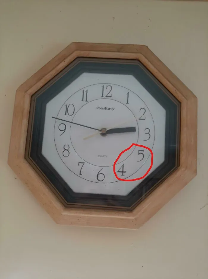 Este reloj lleva 20 años ahi colgado, y aún nos confundimos a veces