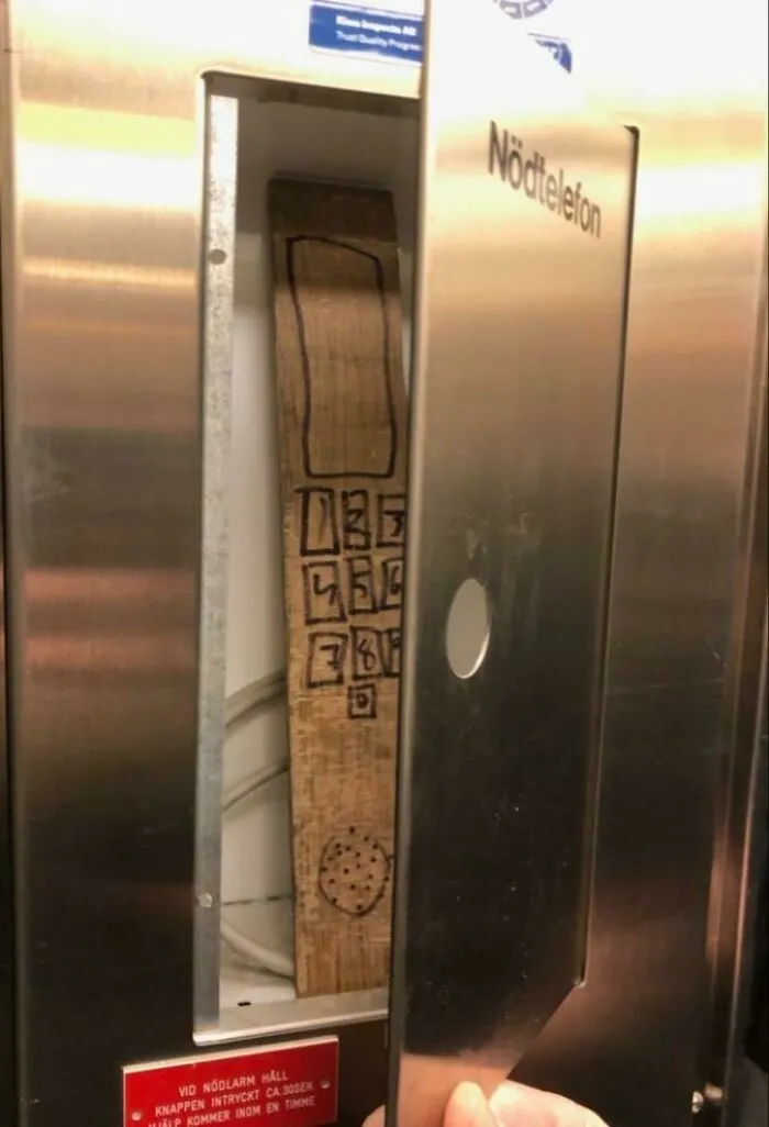 Pone "teléfono de emergencia"