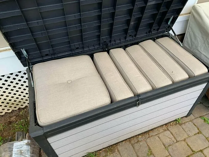 Compré esta caja para guardar cojines pensando que sobraría sitio. Caben todos exactamente