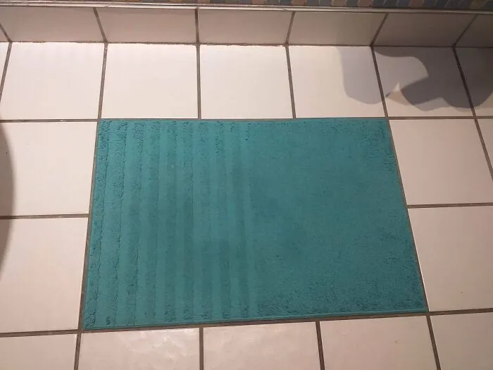 Alfombrilla alineada con baldosas