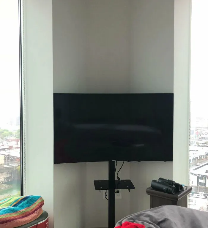 Mi televisión curva en la esquina de mi cuarto