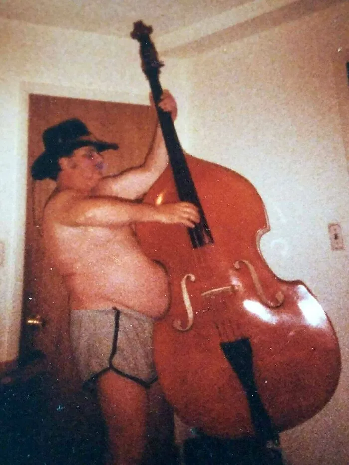 Mi abuelo tocando el contrabajo