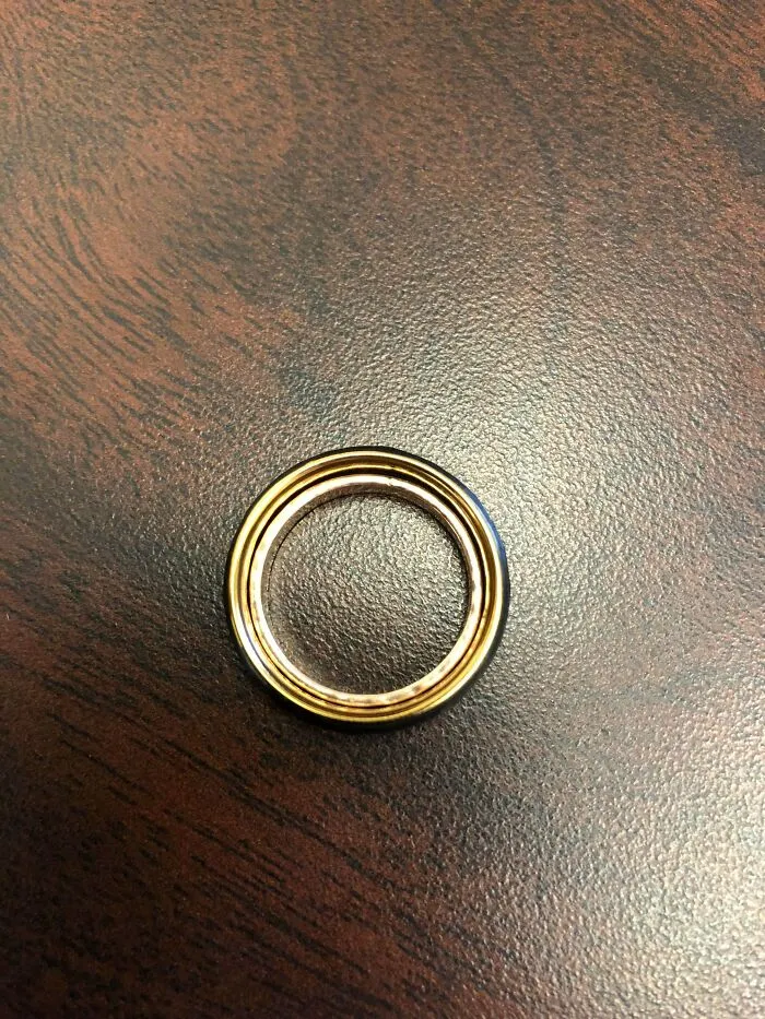 El anillo de boda de mi esposa dentro del mío