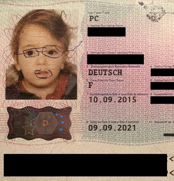 Mi hermana ha dibujado en su pasaporte