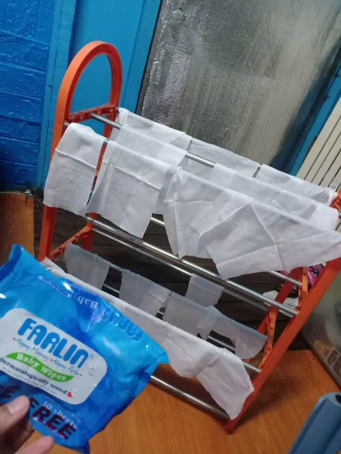 Un niño ha tendido las toallitas húmedas para que se sequen