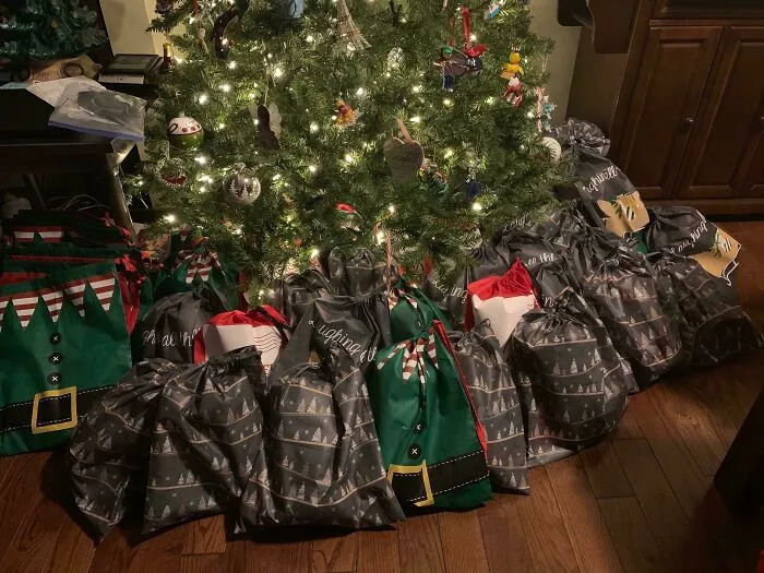 El 60% de ancianos de la residencia no tienen visitantes ni reciben nada en Navidad, así que mi esposa recaudó fondos y preparó 61 regalos para ellos. Tienen pañuelos, cacao labial, loción, una manta y un libro de crucigramas