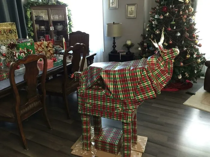 El alce navideño, contiene 12 regalos para mi esposa