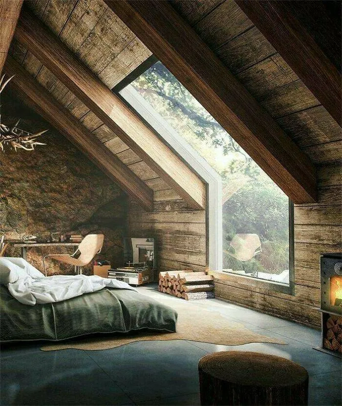 Loft de madera con ventana enorme