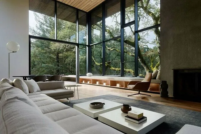 Sala de estar que da al patio y jardín con robles, California