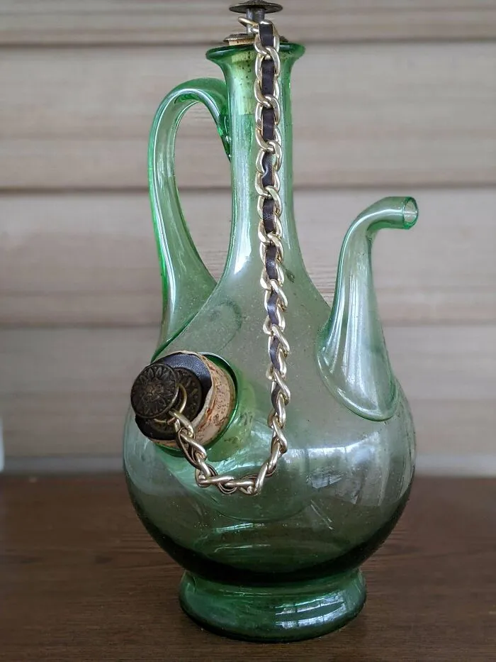 Me he mudado de casa y tenía esto. La cadena tiene dos corchos en los extremos