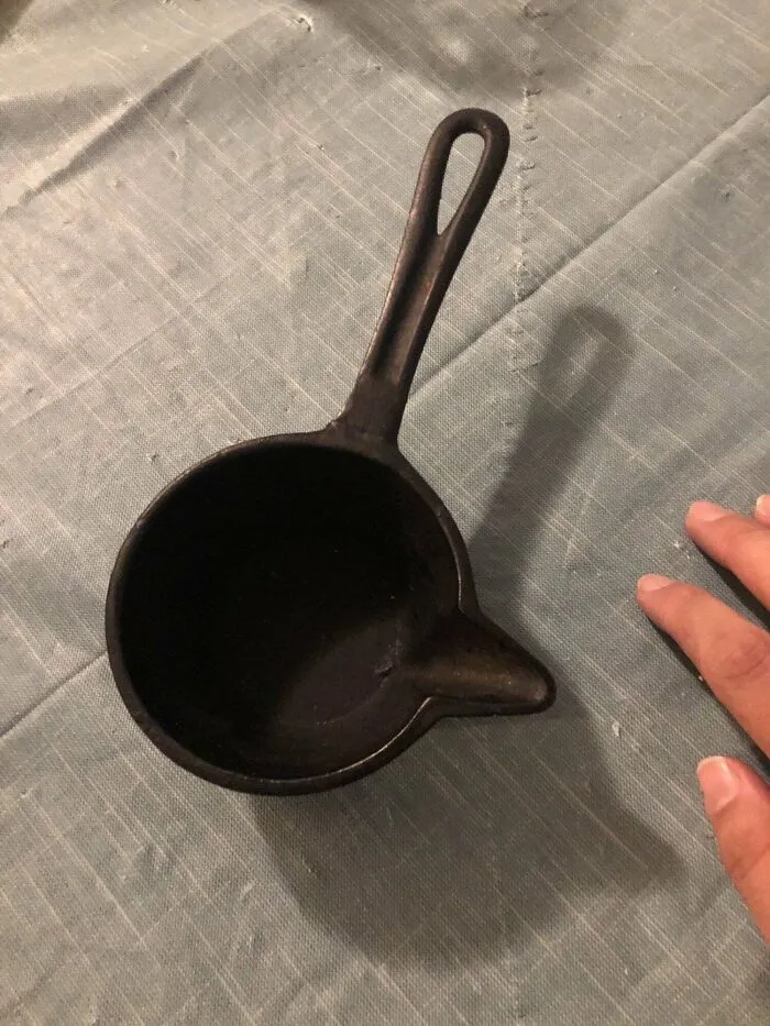 Mi madre dice que esto es para verter aceite, mi abuela dice que no.