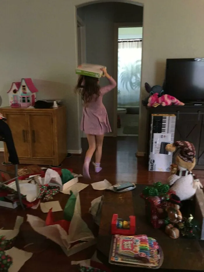 Mi hija siempre me roba el papel de la impresora para pintar, así que le envolví un paquete de 500 folios como regalo. Está corriendo y gritando de felicidad