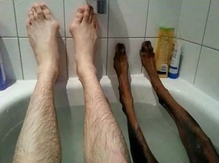 Hombre bañándose con un cadaver quemado