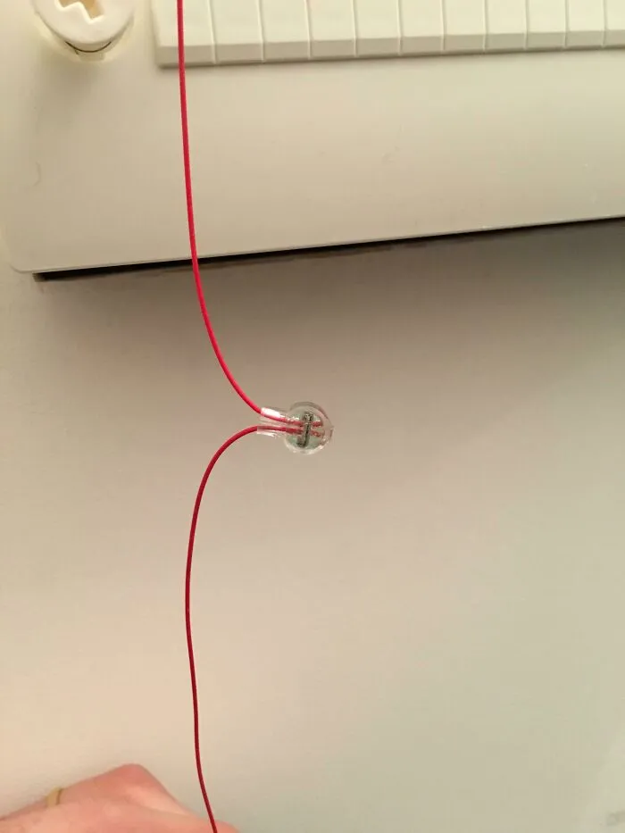 La forma en que el "electricista" reparó su propio error en mi casa sin avisarme (enlace de entrada de fibra óptica). "No lo deberían notar"