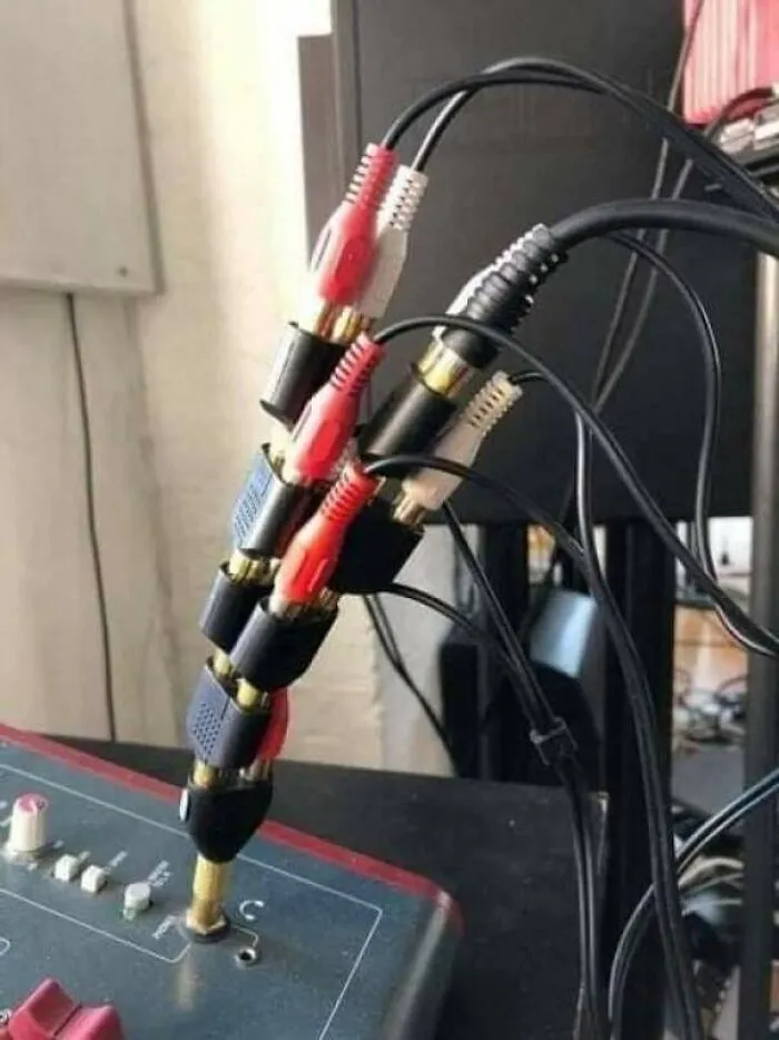 Cuando se ponen creativos con la única salida de audio que tienen