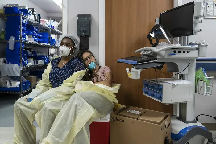 2 de Julio. Personal médico descansando en la UCI de Covid