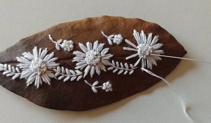 This Brazilian Artist Creates Unique Designs Of Embroidery On Fallen Leaves (109 Pics)