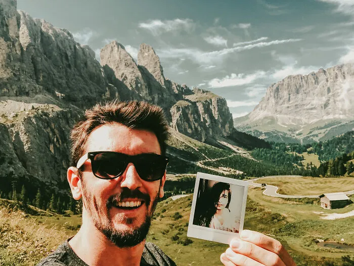 My Girlfriend Couldn’t Join Me On A Trip To Europe Last Year, So I Printed A Few Of Her Photos And Took Selfies Everywhere (32 Pics)
