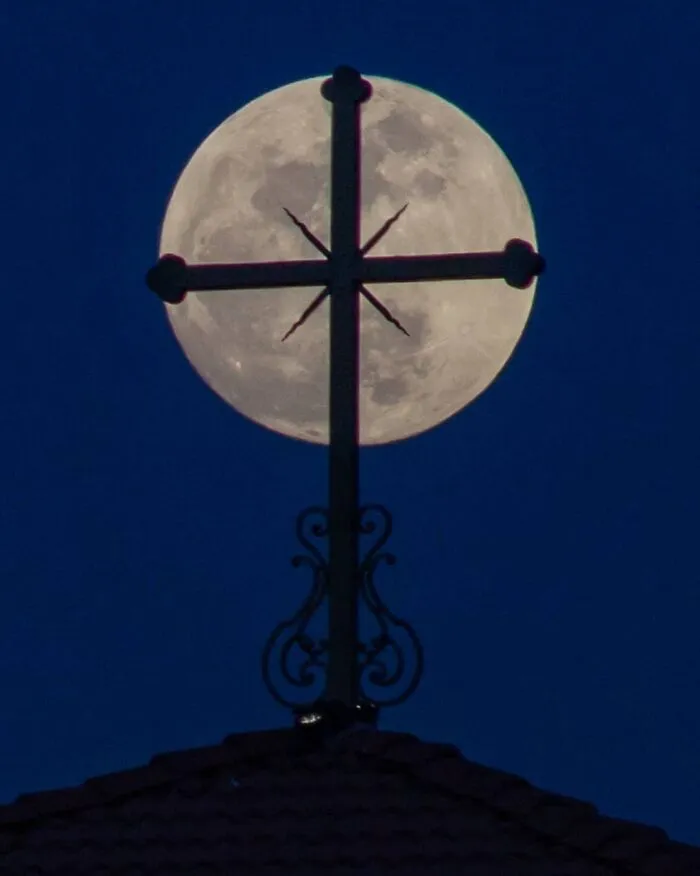 Not Photoshopped: Photographer Uses Only Lens To Make The Moon Look Supersized (26 Pics)