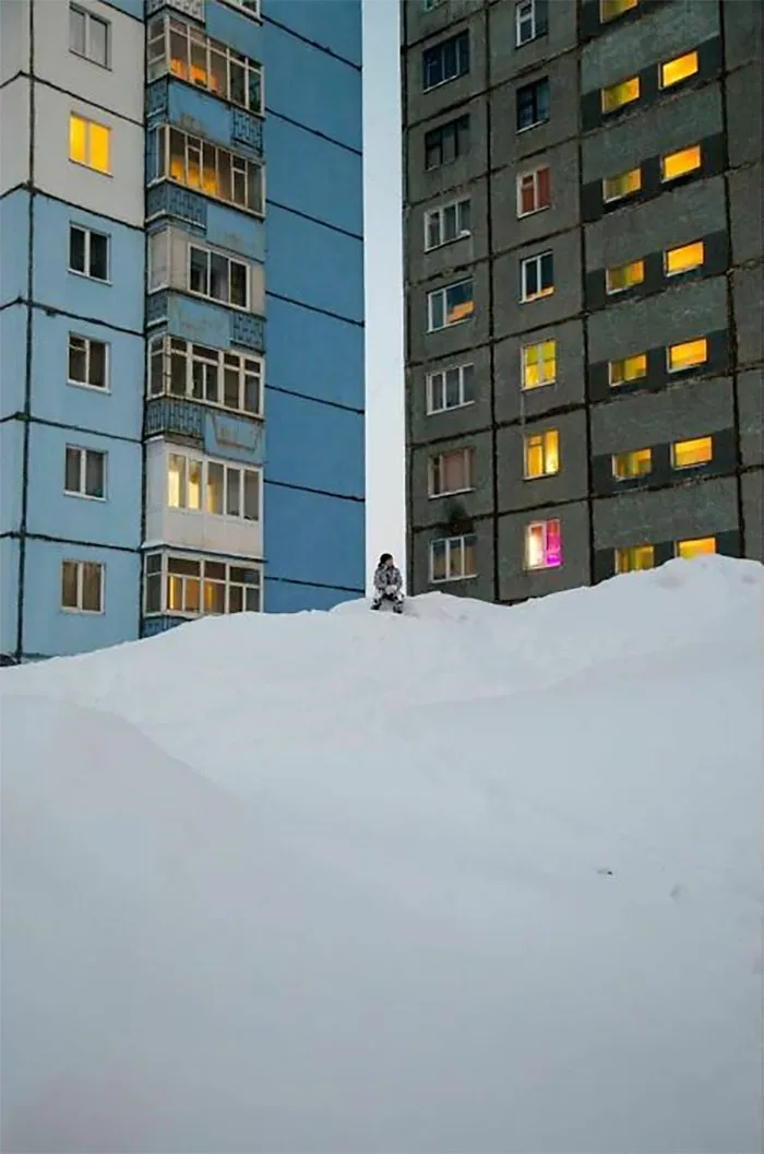 En la ciudad más fría de Rusia ha caído en 5 días tanta nieve como en 2 meses, y las fotos son surreales (30 imágenes)