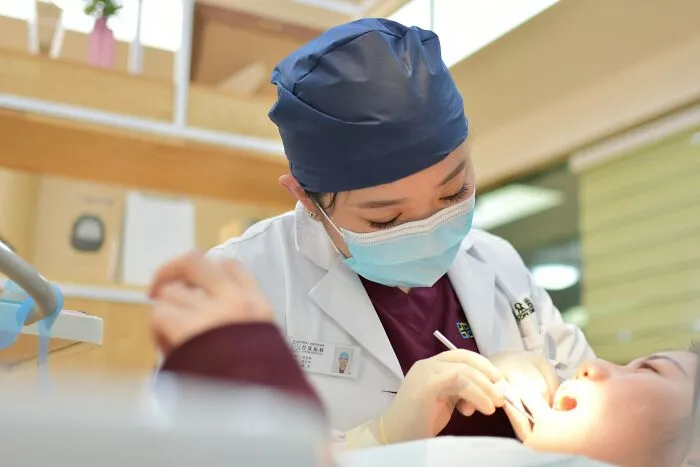 Someone Asks Dentists “Why Do You Talk To Your Patients While Your Hands Are In Their Mouths?”, Gets 26 Honest Answers