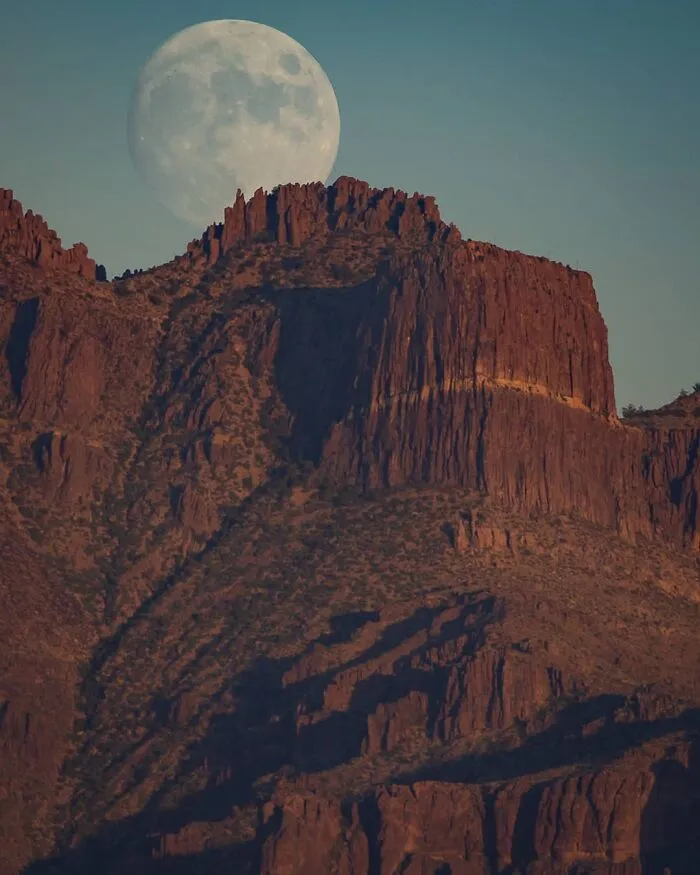 Not Photoshopped: Photographer Uses Only Lens To Make The Moon Look Supersized (26 Pics)