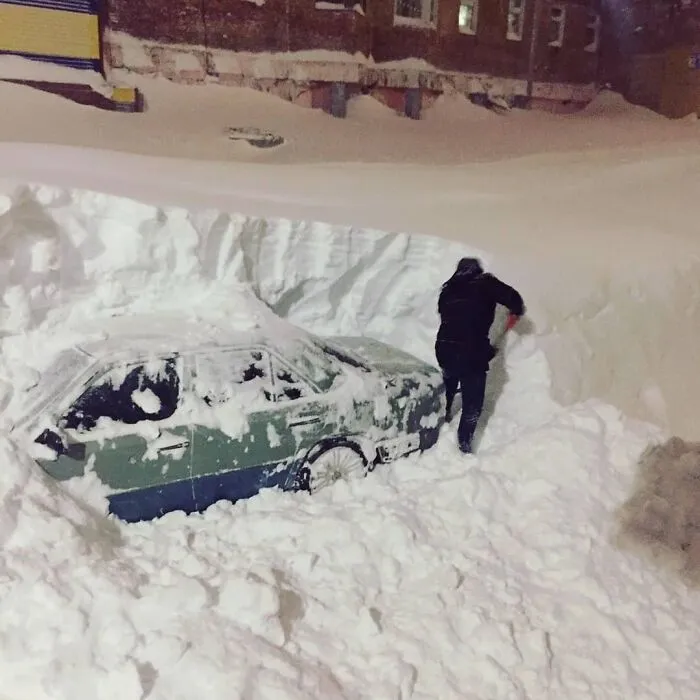 En la ciudad más fría de Rusia ha caído en 5 días tanta nieve como en 2 meses, y las fotos son surreales (30 imágenes)