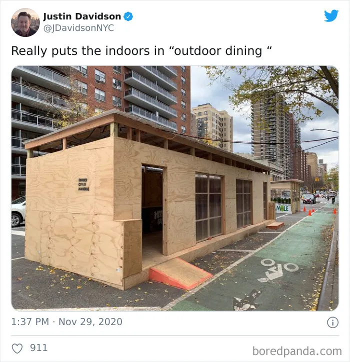30 Photos Of "Outdoor Dining" That Don't Look Right At All