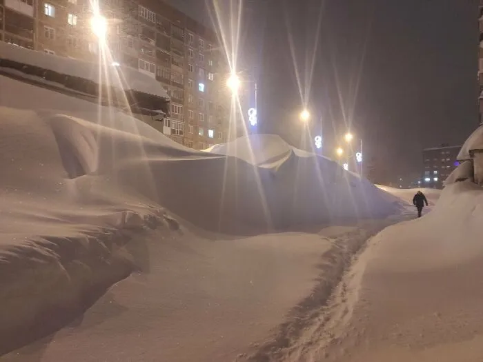 En la ciudad más fría de Rusia ha caído en 5 días tanta nieve como en 2 meses, y las fotos son surreales (30 imágenes)