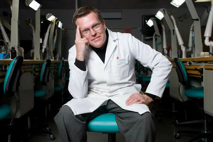 Someone Asks Dentists “Why Do You Talk To Your Patients While Your Hands Are In Their Mouths?”, Gets 26 Honest Answers