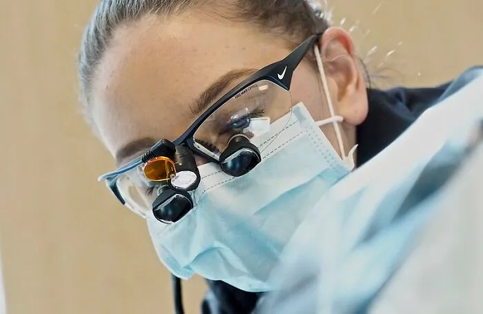 Someone Asks Dentists “Why Do You Talk To Your Patients While Your Hands Are In Their Mouths?”, Gets 26 Honest Answers