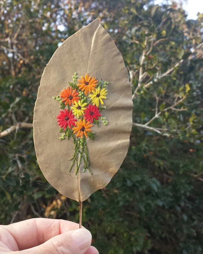 This Brazilian Artist Creates Unique Designs Of Embroidery On Fallen Leaves (109 Pics)