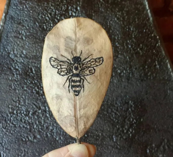 This Brazilian Artist Creates Unique Designs Of Embroidery On Fallen Leaves (109 Pics)