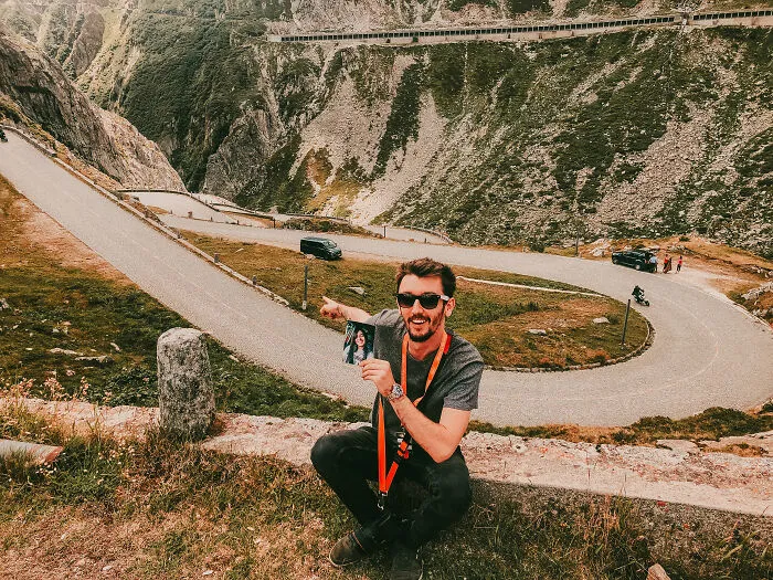 My Girlfriend Couldn’t Join Me On A Trip To Europe Last Year, So I Printed A Few Of Her Photos And Took Selfies Everywhere (32 Pics)