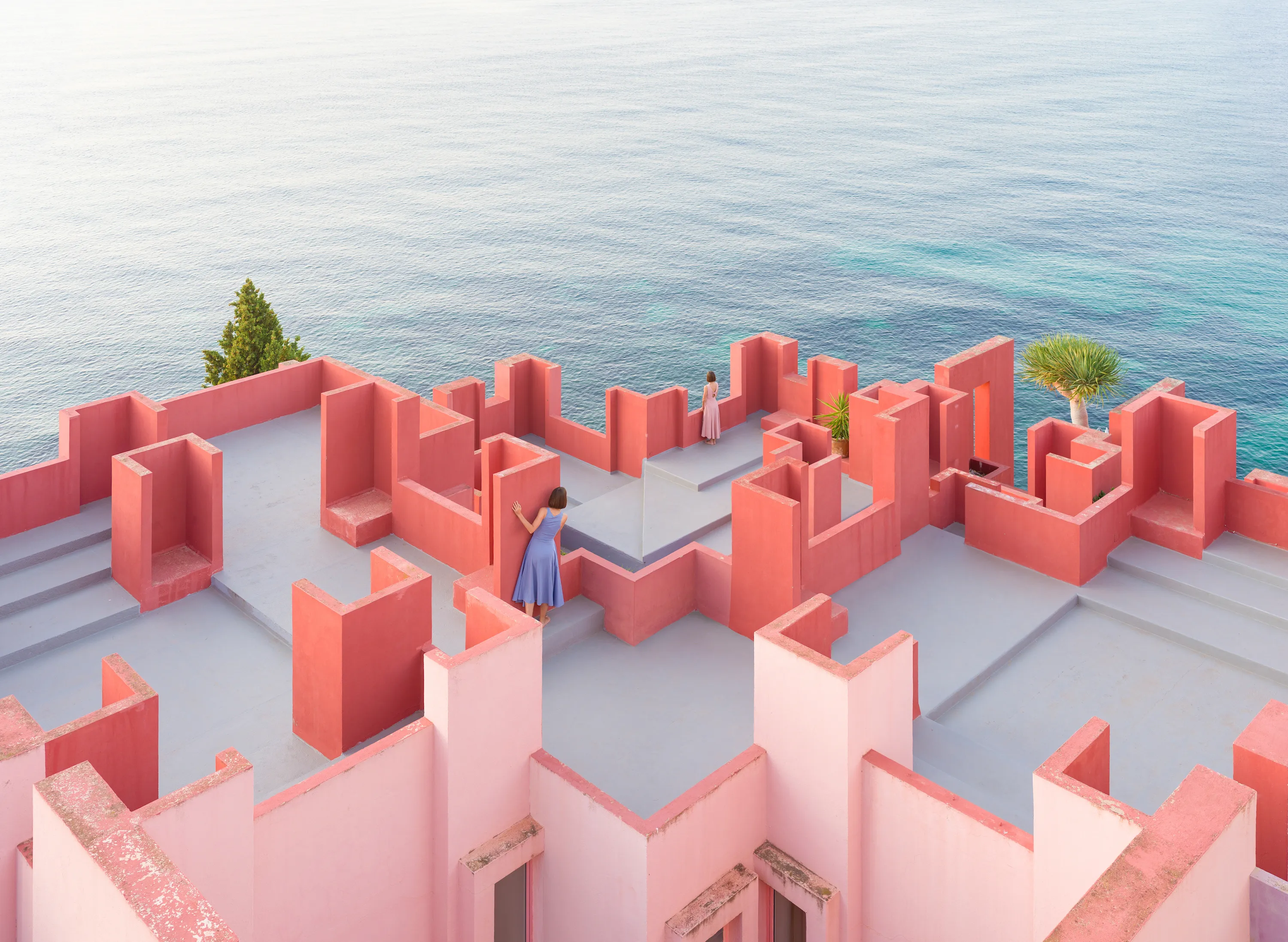 We Played "Hide-And-Seek" Inside A Pastel Color Real Maze-Like Building (15 Pics)