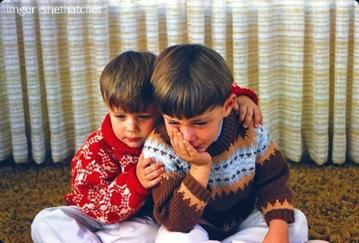 Mi tío consolando a mi padre tras romperse un juguete en Navidad, 1969