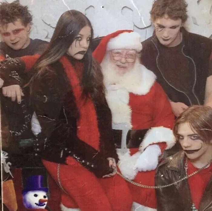 2005, feliz navidad de parte de los amigables góticos del vecindario